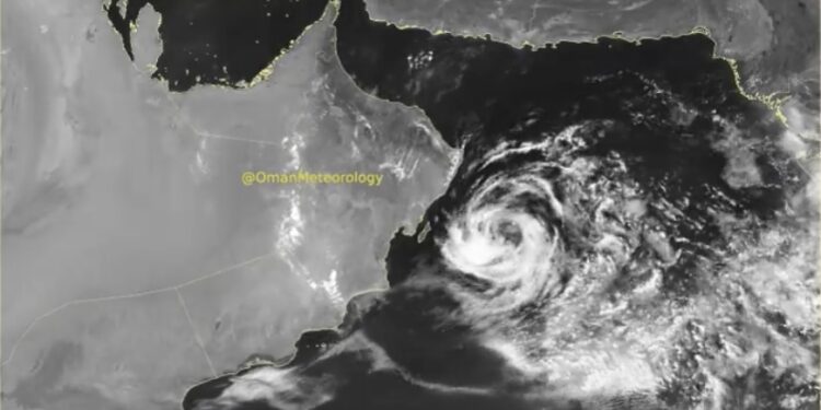 عاجل: استمرار تحرك المنخفض المداري ⁧‫”آسنا” في سلطنة عمان