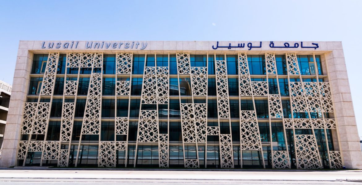 خطوات التقديم على منحة جامعة لوسيل في قطر 2025  .. كم الرسوم المطلوبة ؟